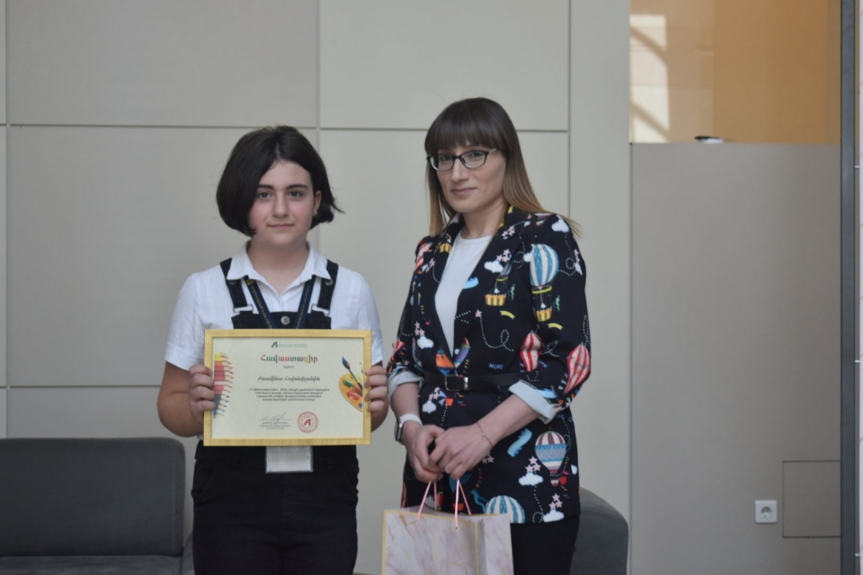 Հայաստանի բանկերի միության հատուկ մրցանակը հանձնվեց տասնամյա նկարչուհուն